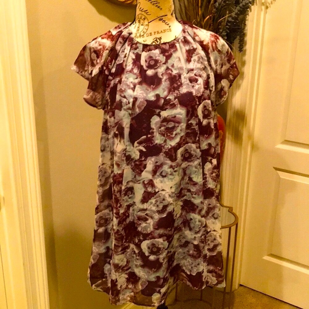 BCBG Generation floral mini. Size XS with flutter sleeves EUC